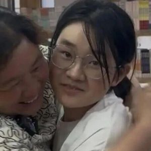 妈妈扛钢管供女儿读书，女儿高考分数被屏蔽，母女相拥而泣！-八博网