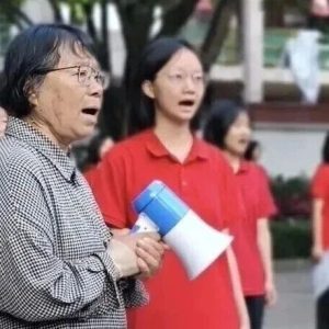 张桂梅，第16年送考！-八博网