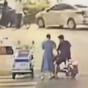 路边摊买个晚饭，帮摊主保住40万元！-八博网