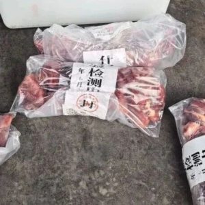 警方突袭一牛肉制假窝点，现场多人正往猪肉上涂抹牛油、牛血冒充牛肉……-八博网