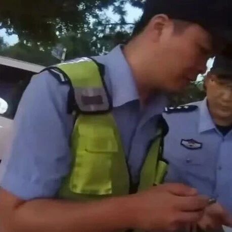 外卖小哥一着急,给民警派了个“单”-八博网