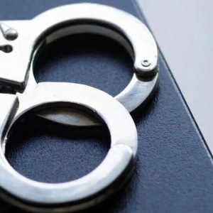 男子到部队拒不配合查验，推搡哨兵打落核验设备，法院判了-八博网