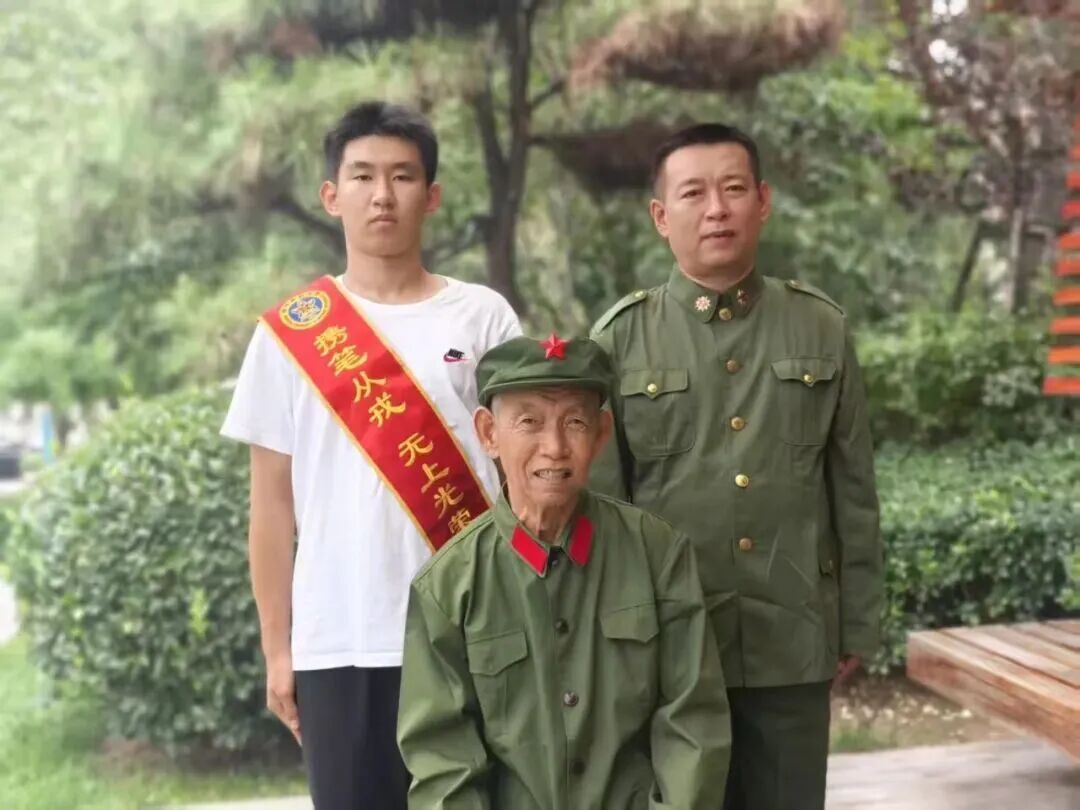 图片[1]-爷爷1970年参军、父亲1997年入伍、孙子2026年圆梦军校！-八博网