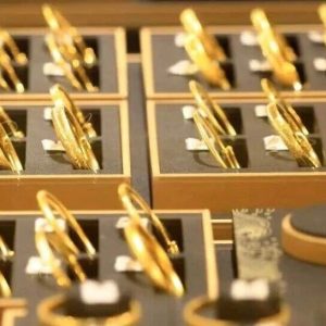 金价大反弹！黄金以旧换新业务火热，记者探访→-八博网