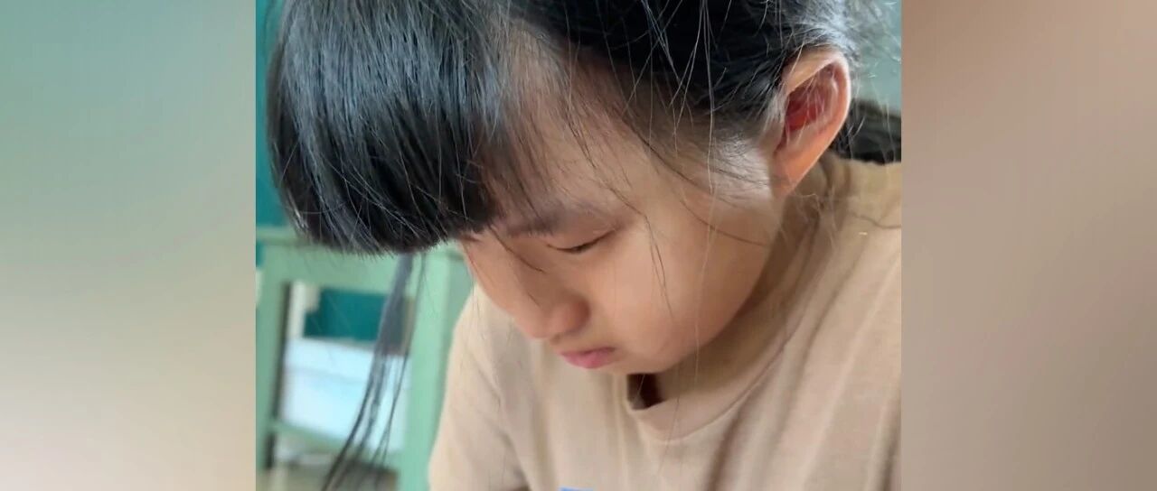 “安老师不教我们了……”小学生哭着拨通校长电话，接下来一幕全网点赞-八博网