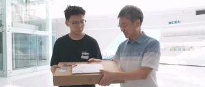 男子突然离世，同事自发资助其妻儿5年！如今孩子考上大学，公司：承担所有学费-八博网