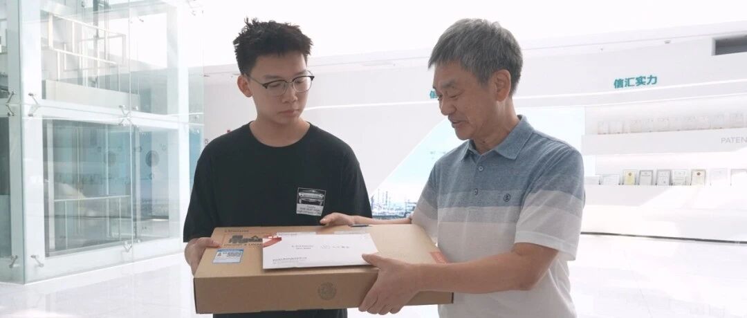 男子突然离世，同事自发资助其妻儿5年！如今孩子考上大学，公司：承担所有学费-八博网
