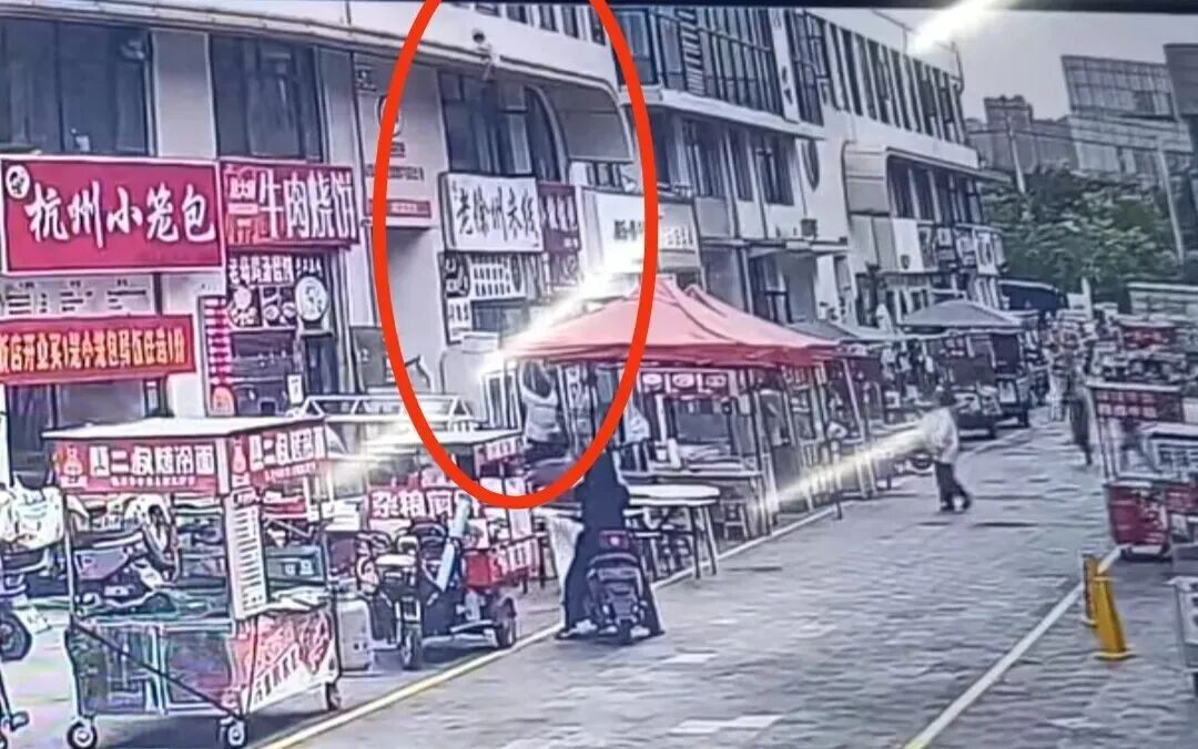 图片[2]-女童意外坠楼，男子飞奔上前徒手去接，却因没抱紧孩子自责-八博网